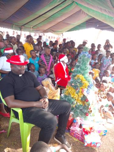 Côte d’Ivoire : Noël 2025/ Dr Michel Noufé innonde de cadeaux les enfants d’Assuéfry  